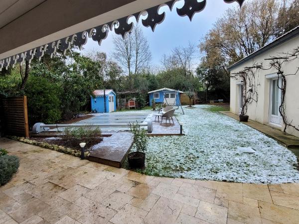 Mérig'home Chambre BD climatisée dans maison avec piscine au calme en ville, SdB & toilettes privés : photo 1 de la chambre chambre double