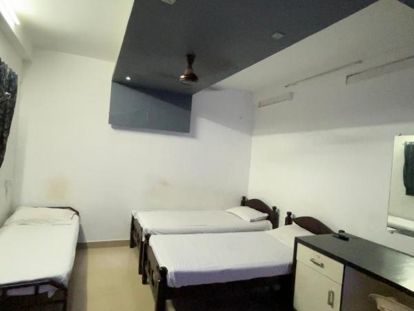 OMAR RESIDENCY : photo 7 de la chambre chambre triple Économique