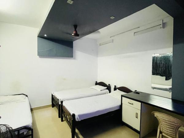 OMAR RESIDENCY : photo 9 de la chambre chambre triple Économique