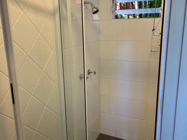 Dreamtime Hostel : photo 1 de la chambre chambre triple confort avec salle de bains commune