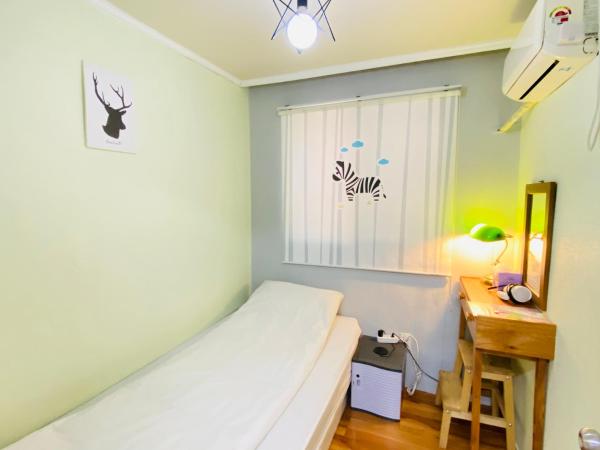Aroha Guesthouse Seoul Station : photo 3 de la chambre chambre simple avec salle de bains commune