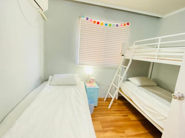 Aroha Guesthouse Seoul Station : photo 3 de la chambre chambre triple avec salle de bains commune