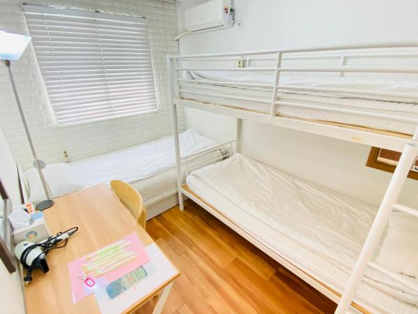 Aroha Guesthouse Seoul Station : photo 4 de la chambre chambre triple avec salle de bains commune