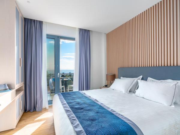 Glyfada Riviera Hotel : photo 1 de la chambre chambre familiale avec balcon