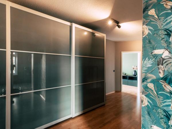 Luga Homes - Stadthaus : photo 8 de la chambre large two-bedroom apartment 