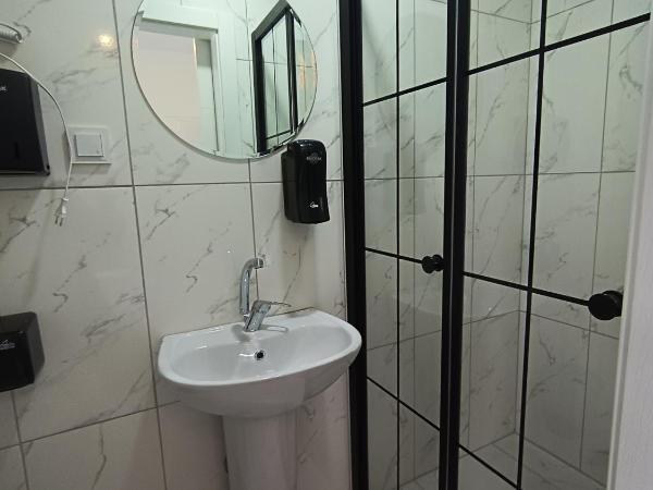 Deeps Hostel Ankara 2 : photo 2 de la chambre chambre double avec salle de bains privative