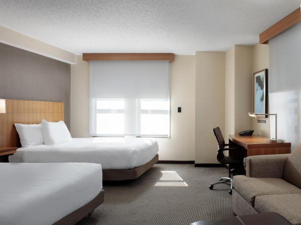 Hyatt Place New Orleans Convention Center : photo 5 de la chambre chambre lit queen-size avec canapé-lit et douche accessible en fauteuil roulant - personnes à mobilité réduite