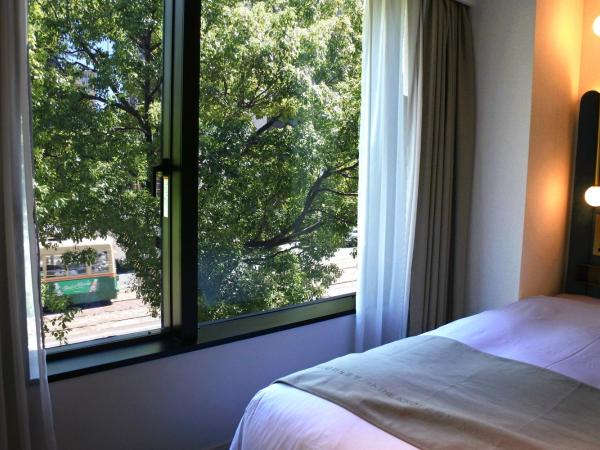 THE KNOT HIROSHIMA : photo 3 de la chambre chambre lits jumeaux supérieure avec tramway et vue sur la ville