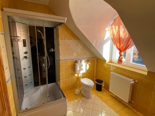 Hermina apartmanház : photo 10 de la chambre chambre double ou lits jumeaux avec salle de bains
