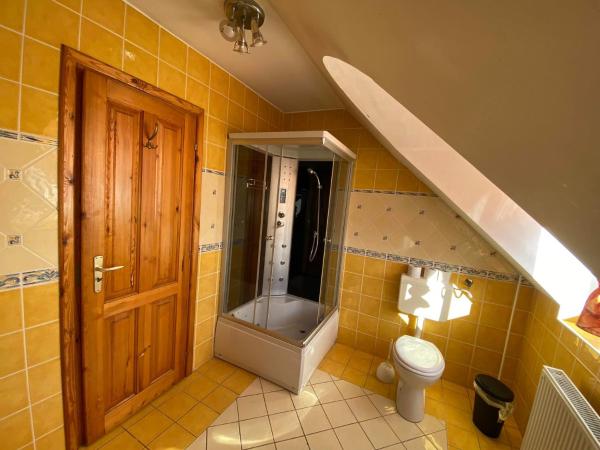 Hermina apartmanház : photo 9 de la chambre chambre double ou lits jumeaux avec salle de bains