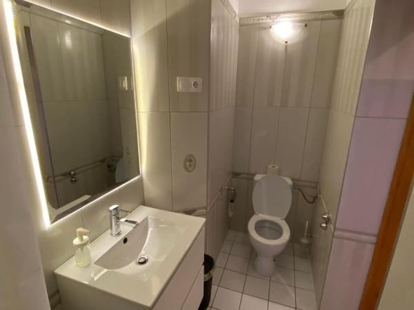 Hermina apartmanház : photo 6 de la chambre chambre triple avec salle de bains
