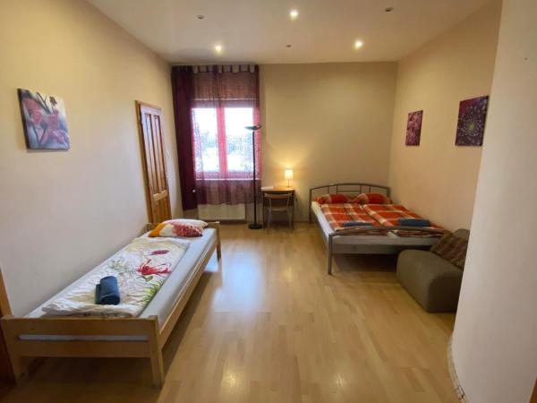 Hermina apartmanház : photo 1 de la chambre chambre triple avec salle de bains