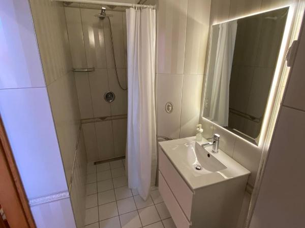 Hermina apartmanház : photo 8 de la chambre chambre triple avec salle de bains