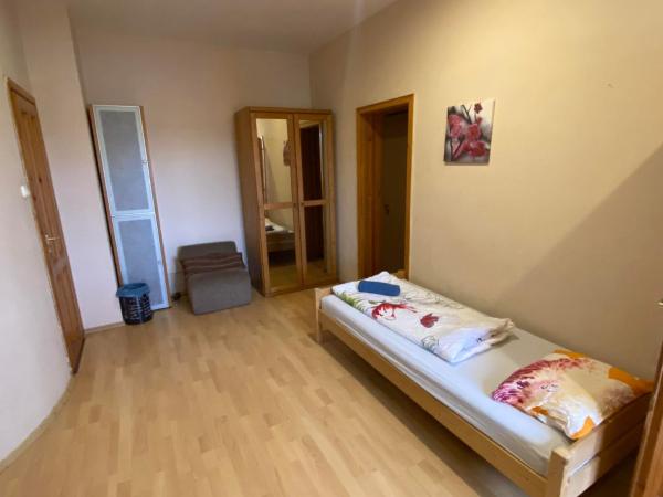 Hermina apartmanház : photo 4 de la chambre chambre triple avec salle de bains