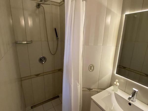 Hermina apartmanház : photo 7 de la chambre chambre triple avec salle de bains