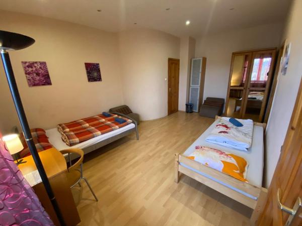Hermina apartmanház : photo 2 de la chambre chambre triple avec salle de bains
