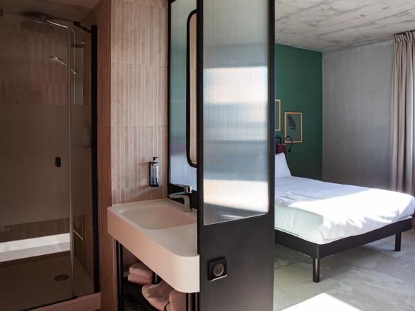 Campanile Saint Brieuc - Centre Gare : photo 2 de la chambre chambre triple - accès au sauna