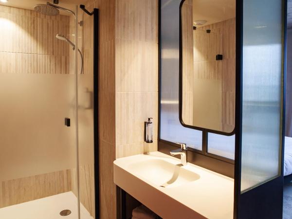 Campanile Saint Brieuc - Centre Gare : photo 4 de la chambre chambre triple - accès au sauna