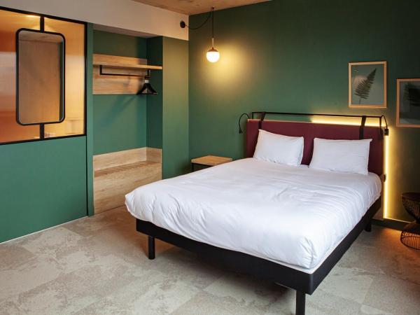 Campanile Saint Brieuc - Centre Gare : photo 6 de la chambre chambre triple - accès au sauna