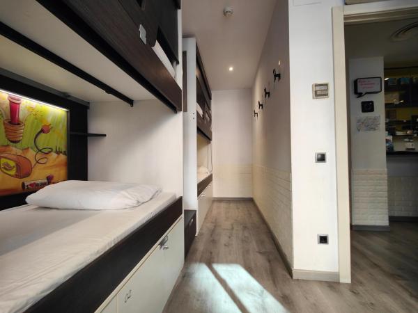 Free Hostels Barcelona : photo 10 de la chambre lit dans dortoir mixte de 4 lits avec salle de bains commune