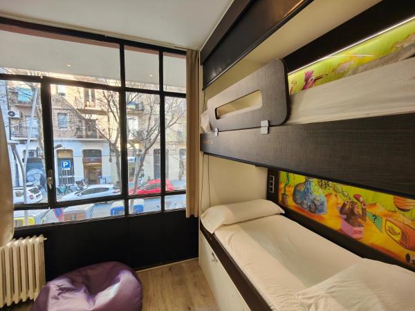 Free Hostels Barcelona : photo 9 de la chambre lit dans dortoir mixte de 4 lits avec salle de bains commune