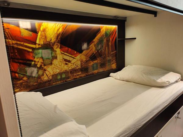 Free Hostels Barcelona : photo 7 de la chambre chambre avec salle de bains (6 adultes)