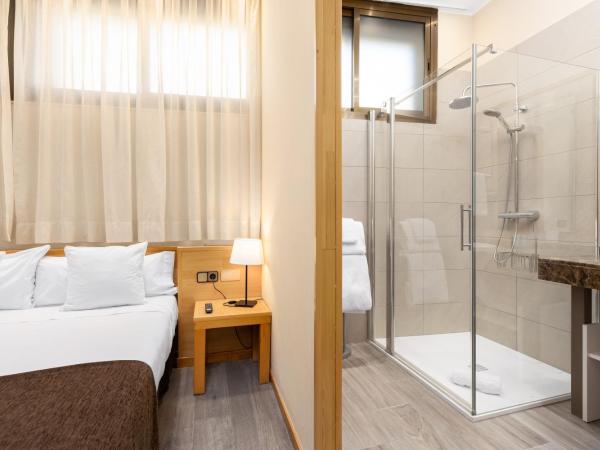 Apartamentos DV : photo 7 de la chambre chambre double avec salle de bains privative