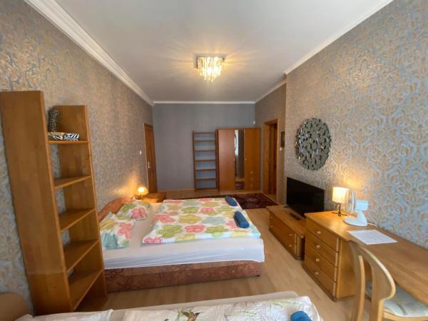 Hermina apartmanház : photo 5 de la chambre chambre familiale avec salle de bains