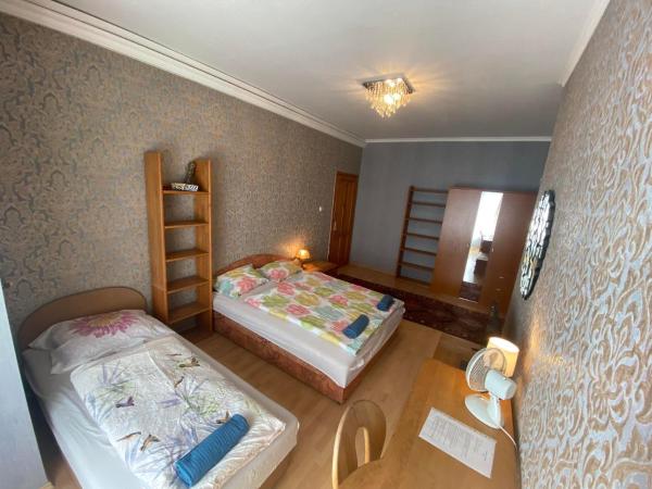 Hermina apartmanház : photo 4 de la chambre chambre familiale avec salle de bains