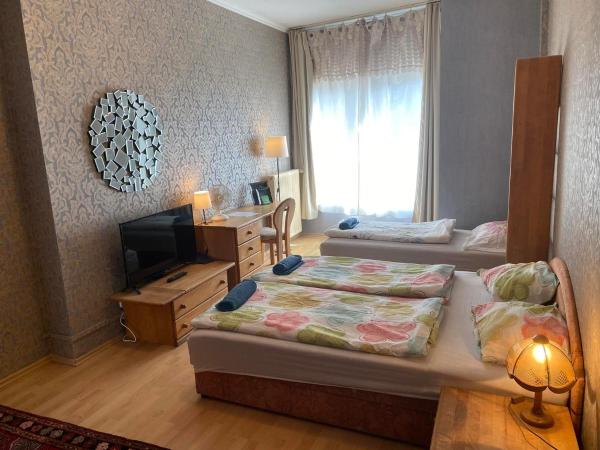 Hermina apartmanház : photo 1 de la chambre chambre familiale avec salle de bains