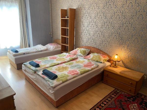 Hermina apartmanház : photo 2 de la chambre chambre familiale avec salle de bains