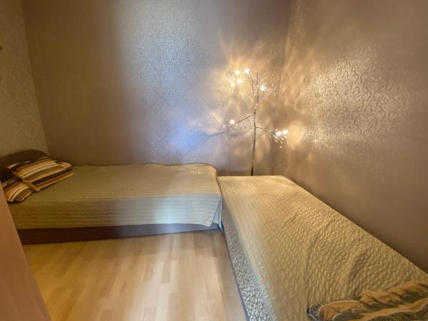 Hermina apartmanház : photo 8 de la chambre chambre familiale avec salle de bains