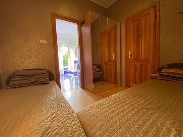 Hermina apartmanház : photo 7 de la chambre chambre familiale avec salle de bains