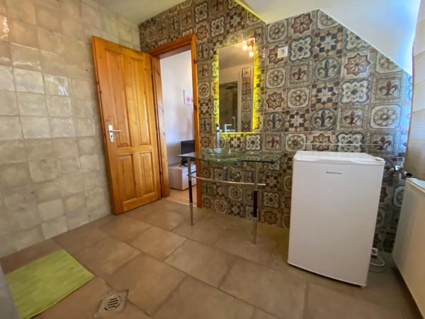 Hermina apartmanház : photo 6 de la chambre chambre familiale avec salle de bains privative