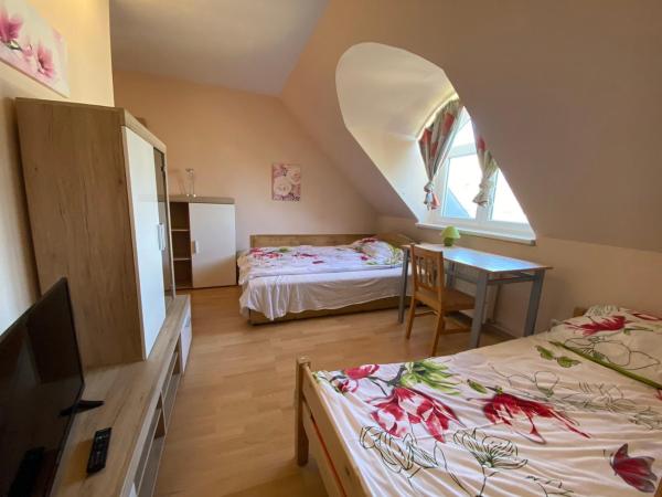 Hermina apartmanház : photo 3 de la chambre chambre familiale avec salle de bains privative