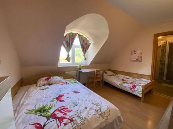 Hermina apartmanház : photo 1 de la chambre chambre familiale avec salle de bains privative