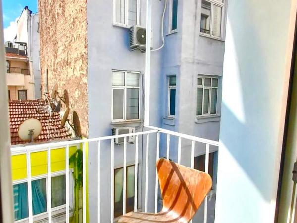 Windrose Hostel Istanbul : photo 7 de la chambre chambre triple avec balcon