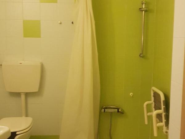 Hotel Sharing : photo 5 de la chambre chambre lits jumeaux pour personnes à mobilité réduite