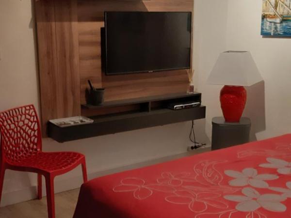 Hébergement Chambre d'hôtes Grau du Roi Mas des Marines Piscine Adult only : photo 3 de la chambre chambre lit king-size supérieure