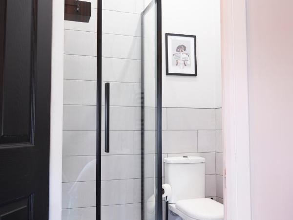 Home @ 2 Tancred Road : photo 3 de la chambre chambre double avec salle de bains privative