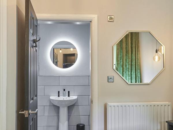 Home @ 2 Tancred Road : photo 3 de la chambre chambre double avec salle de bains privative