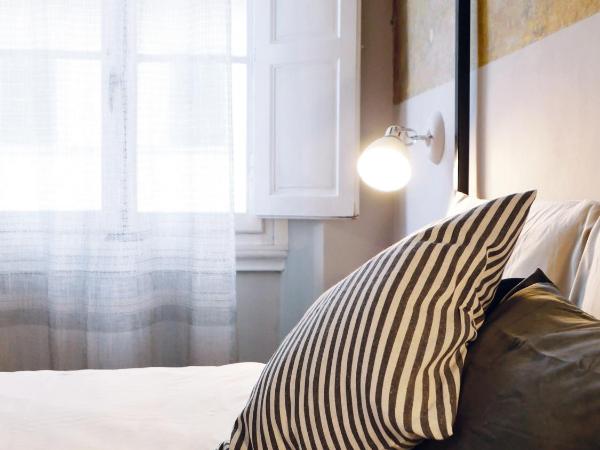 Domus 19 : photo 7 de la chambre chambre double avec salle de bains commune