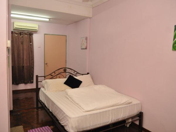 3 Little Birds Home, 100meter to JonkerWalk : photo 7 de la chambre chambre double avec balcon (3 adultes)