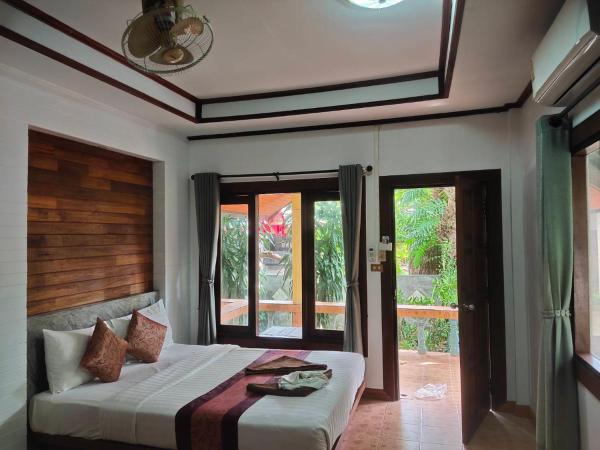 Lanta Riviera Resort - SHA Extra Plus : photo 2 de la chambre chambre triple avec balcon