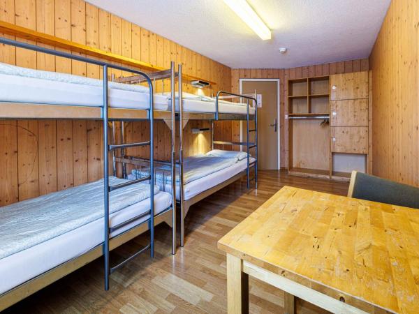 Engelberg Youth Hostel : photo 3 de la chambre chambre quadruple avec salle de bains commune