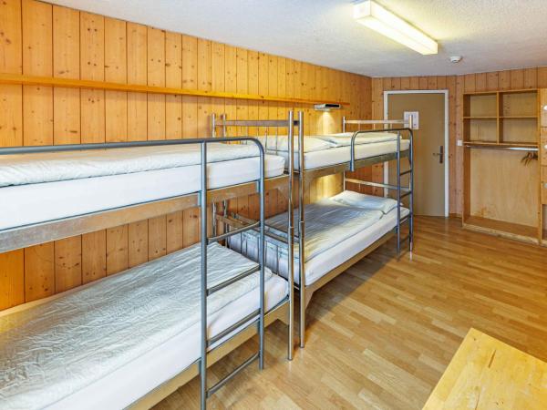Engelberg Youth Hostel : photo 2 de la chambre chambre quadruple avec salle de bains commune