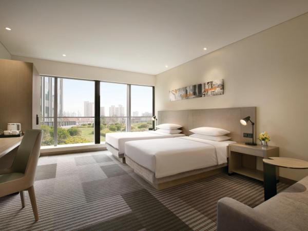 Hyatt Place Shanghai Tianshan Plaza : photo 2 de la chambre chambre lits jumeaux avec canapé-lit - vue sur jardin