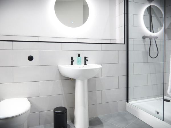 Home @ 2 Tancred Road : photo 4 de la chambre chambre double avec salle de bains commune