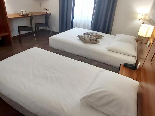 The Originals City, Hôtel Colmar Gare : photo 1 de la chambre chambre familiale confort