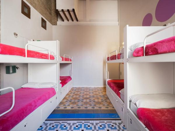 Purple Nest Hostel : photo 9 de la chambre lit simple dans dortoir mixte avec salle de bains privative (8 adultes)